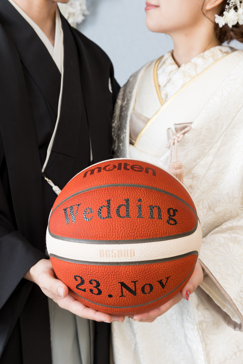 バスケットボールを持って