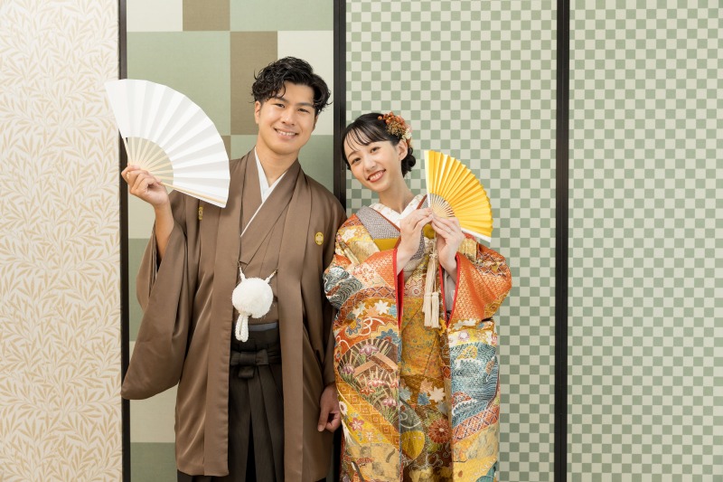 まずはお決まりの扇子ポーズで