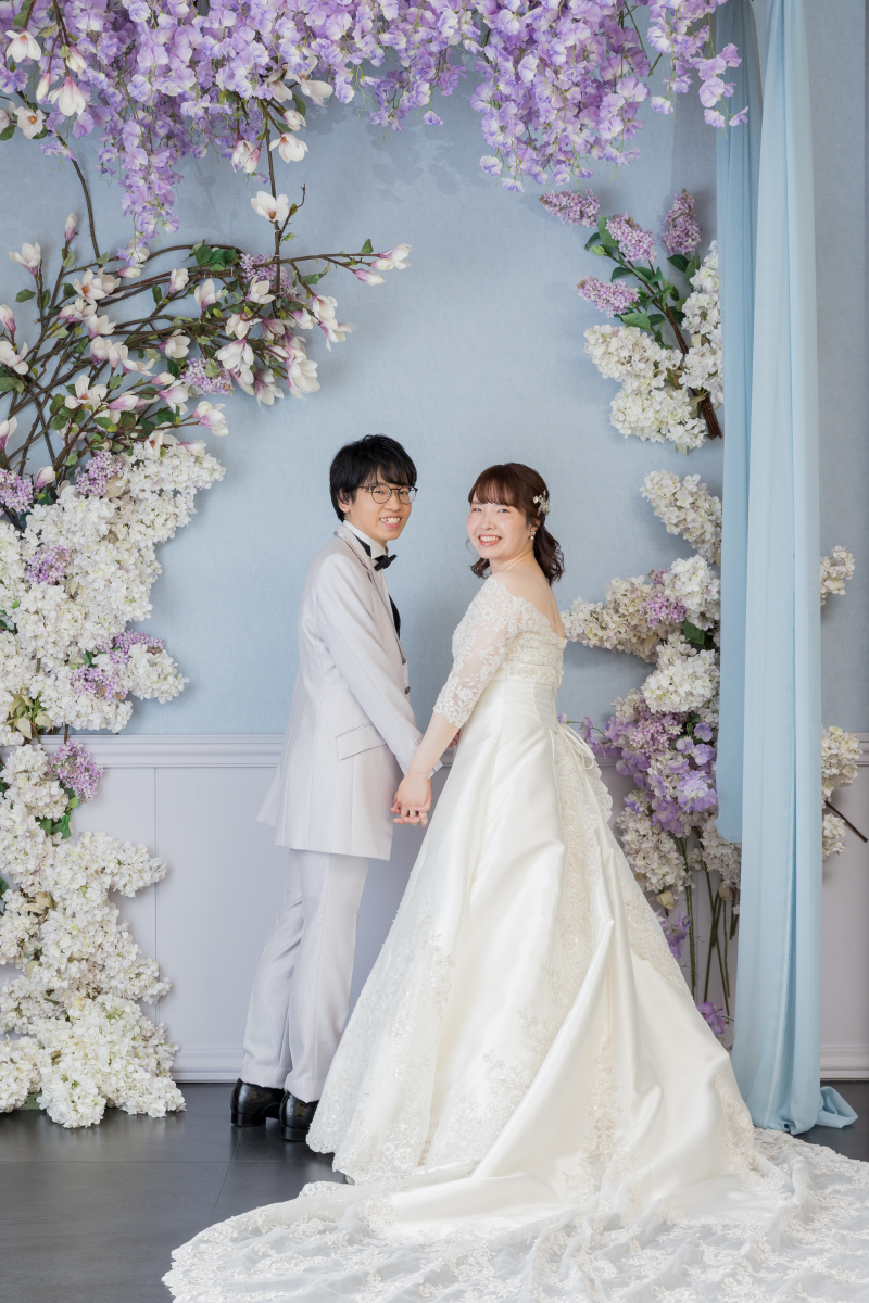 まずはウェディングドレスから