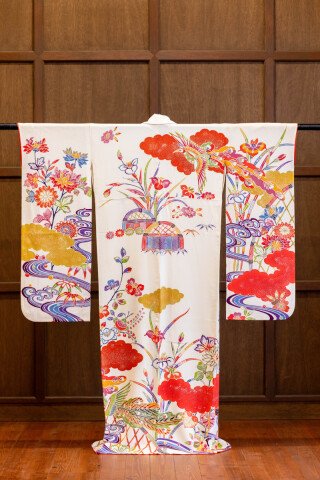 振袖白地・孔雀