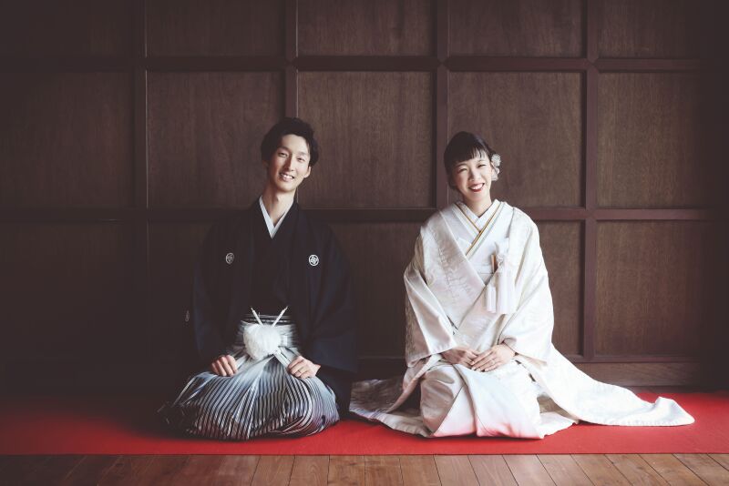 和装は白無垢と黒の紋付き墓でかっこよく！