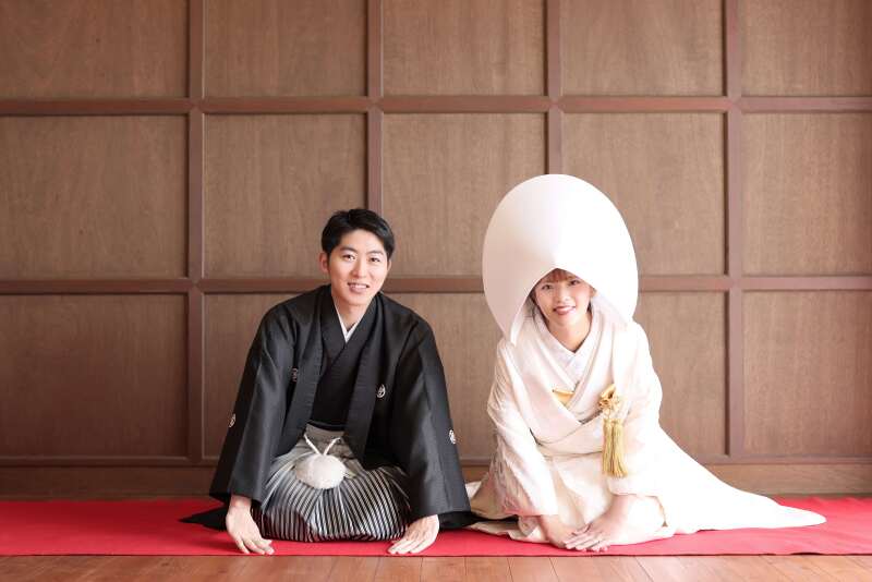 綿帽子で正座ショット