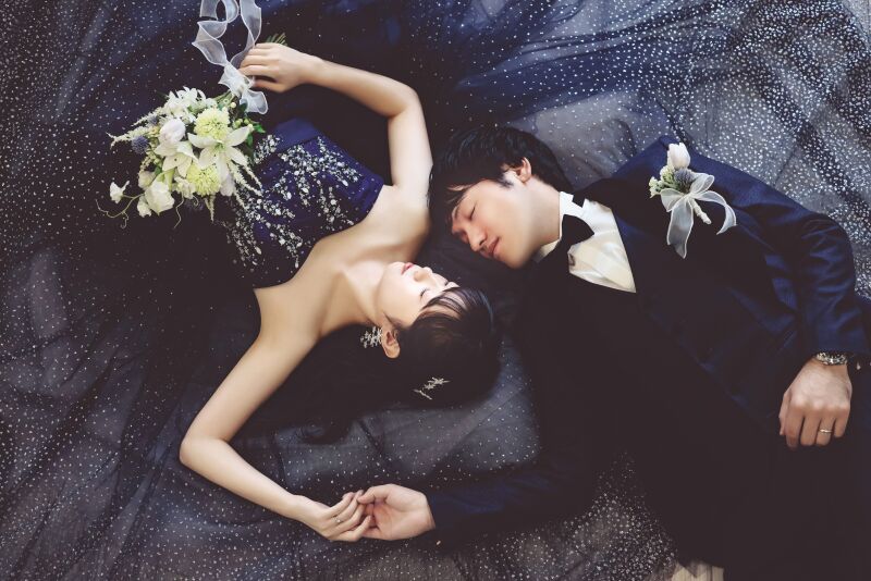 キラキラドレスで寝ころびショット☆彡