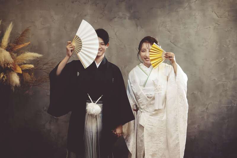 扇子で顔隠しポーズ！