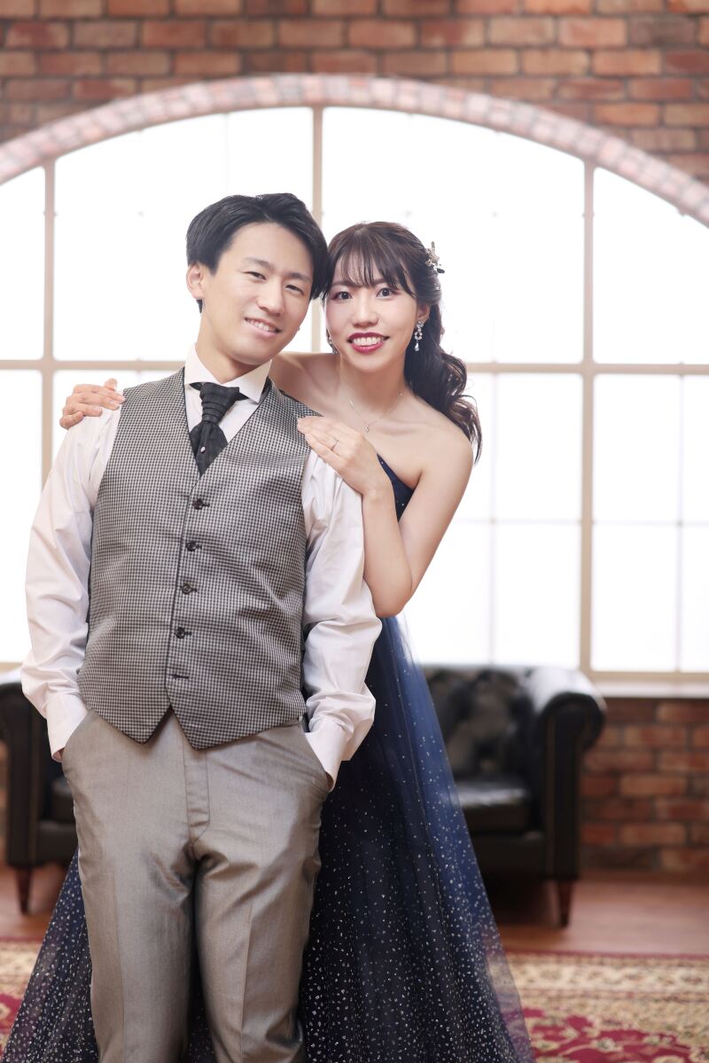 彼の後ろからお顔を出して