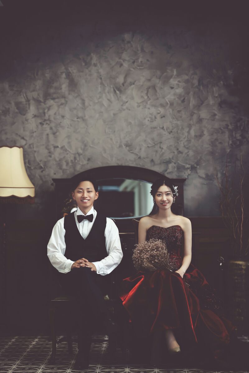 椅子に座って脚組みショット！