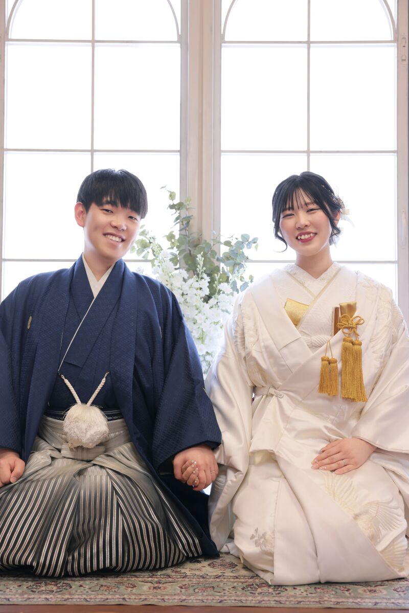 白無垢での手繋ぎ正座ショット