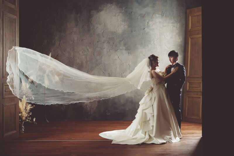 ロングベールをなびかせ、クールに。