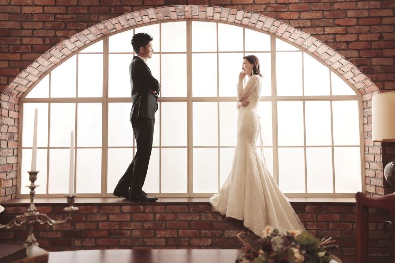 豪華なセットでドラマティックに。