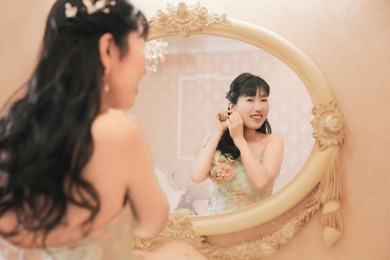 ピンクの可愛いブライズルームでのお支度ショット♡