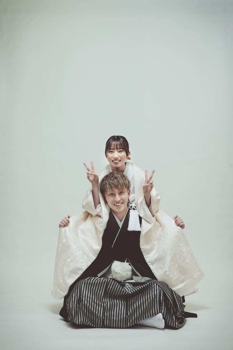 白無垢×紋付き袴でお茶目なポーズ♡