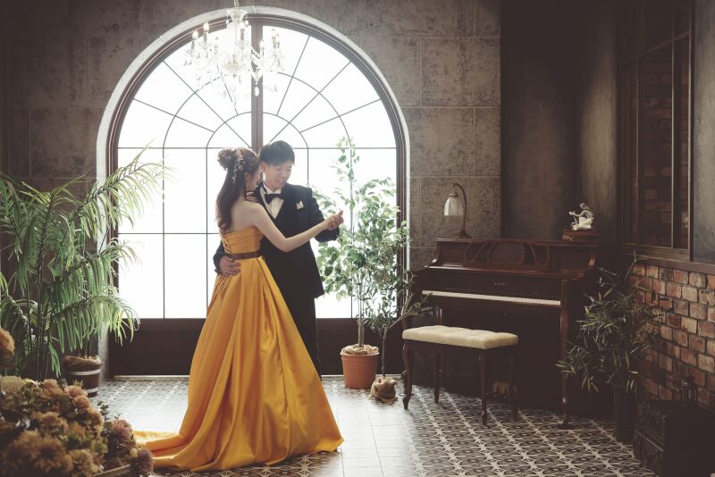 シャンデリアの下でダンスシーン♪♪