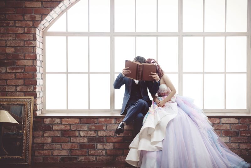 今どきの注目ポーズ「顔隠しフォト」