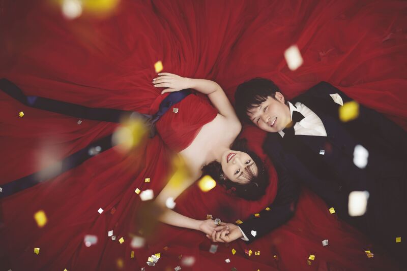 カクテルドレスのラストカットは寝ころびショット♡