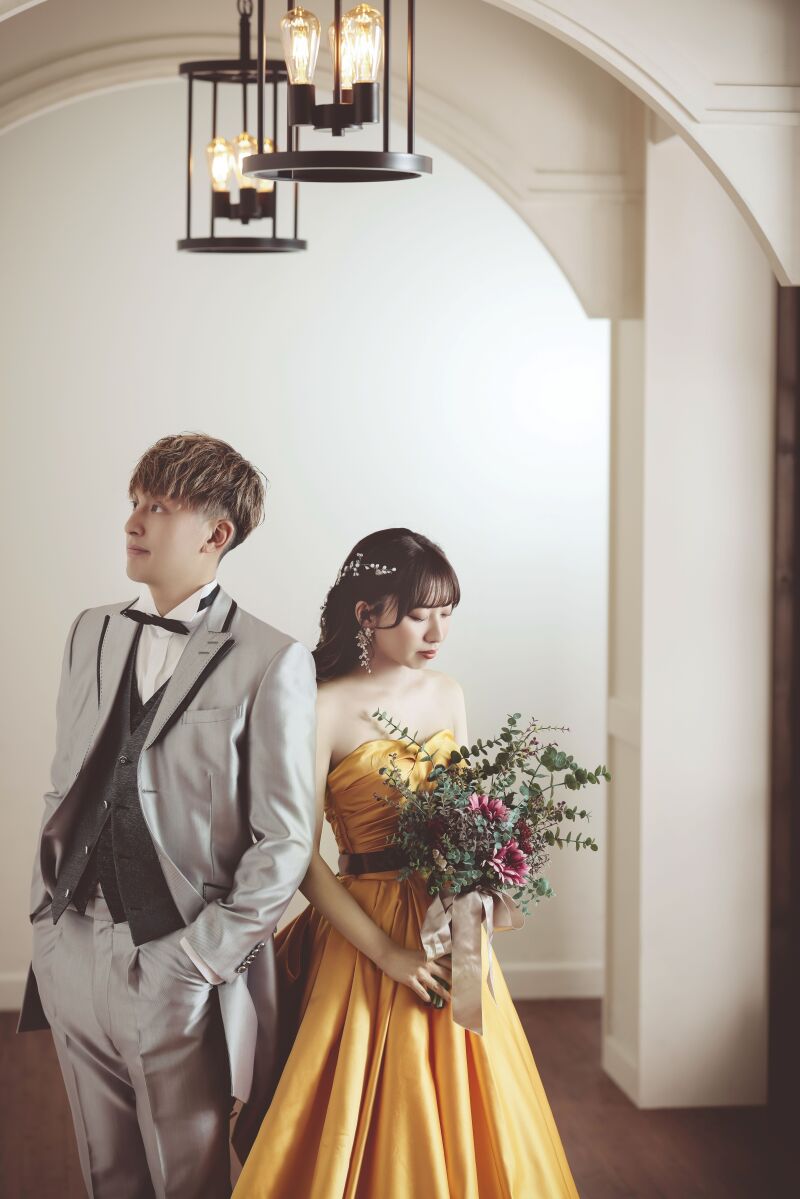 クールに目線を外して