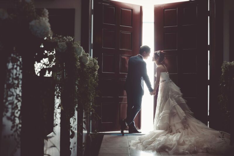 チャペル扉でバックショット