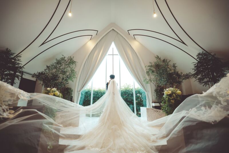 ロングベールをなびかせて