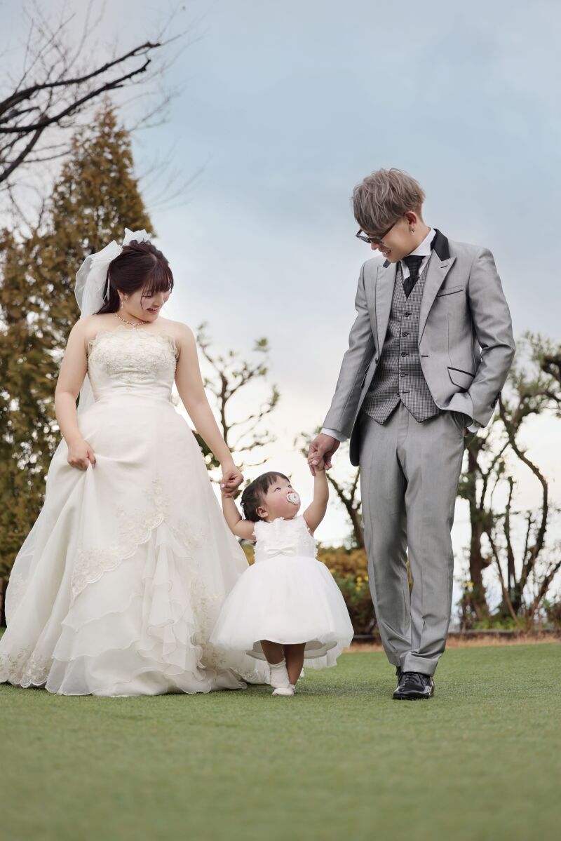 仲良く手つなぎショット♡