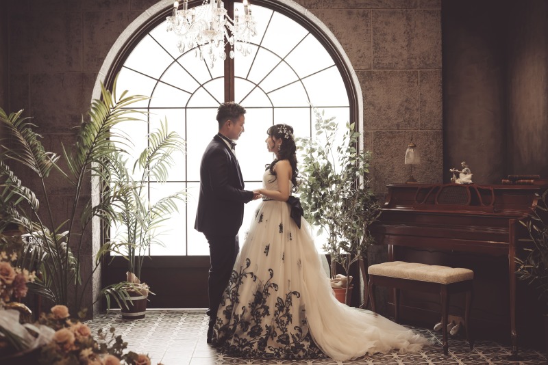 シャンデリアの下で