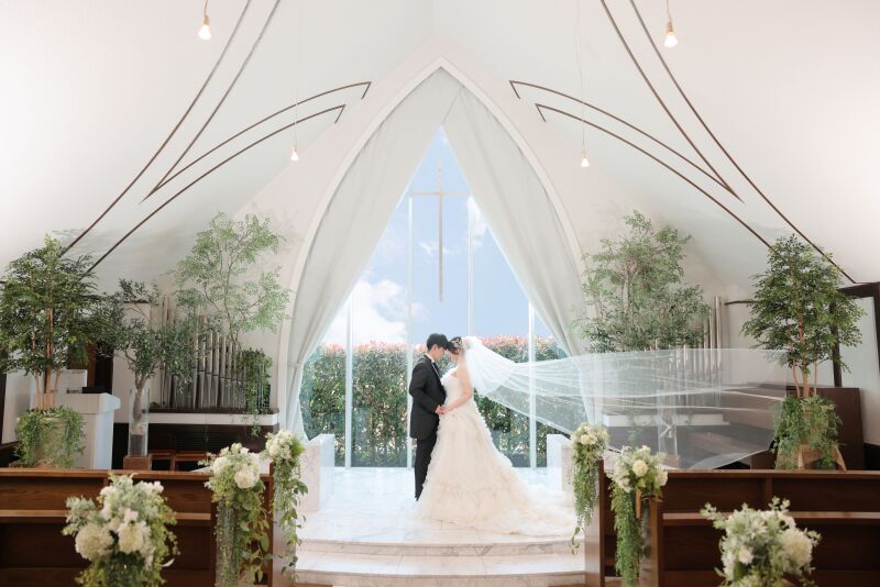 青空広がるチャペルでのロングベールショット☆彡