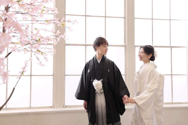 1点目のお衣裳は白無垢×紋付き袴で。