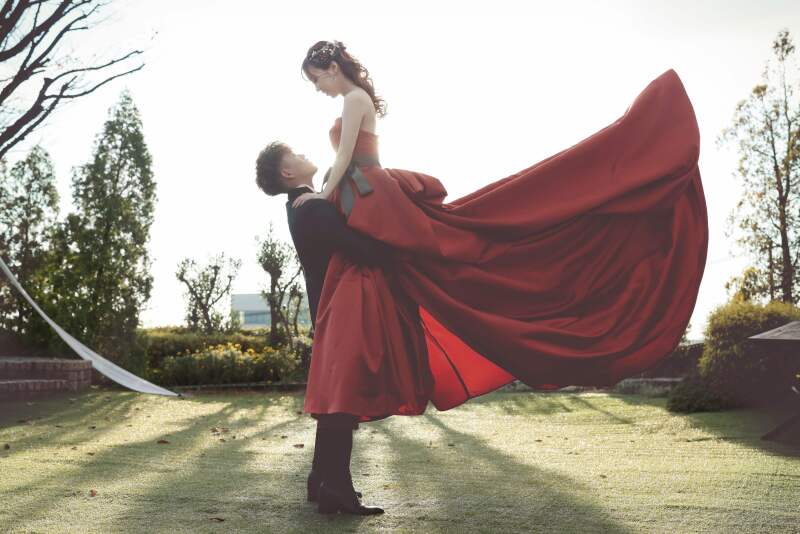 カラードレスでの抱っこショットもお任せください♪