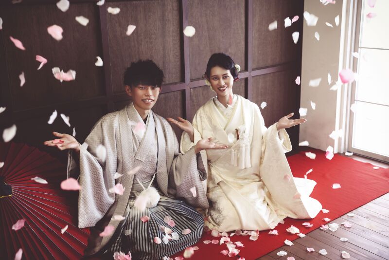 華やかに！花びらが舞う中で♡