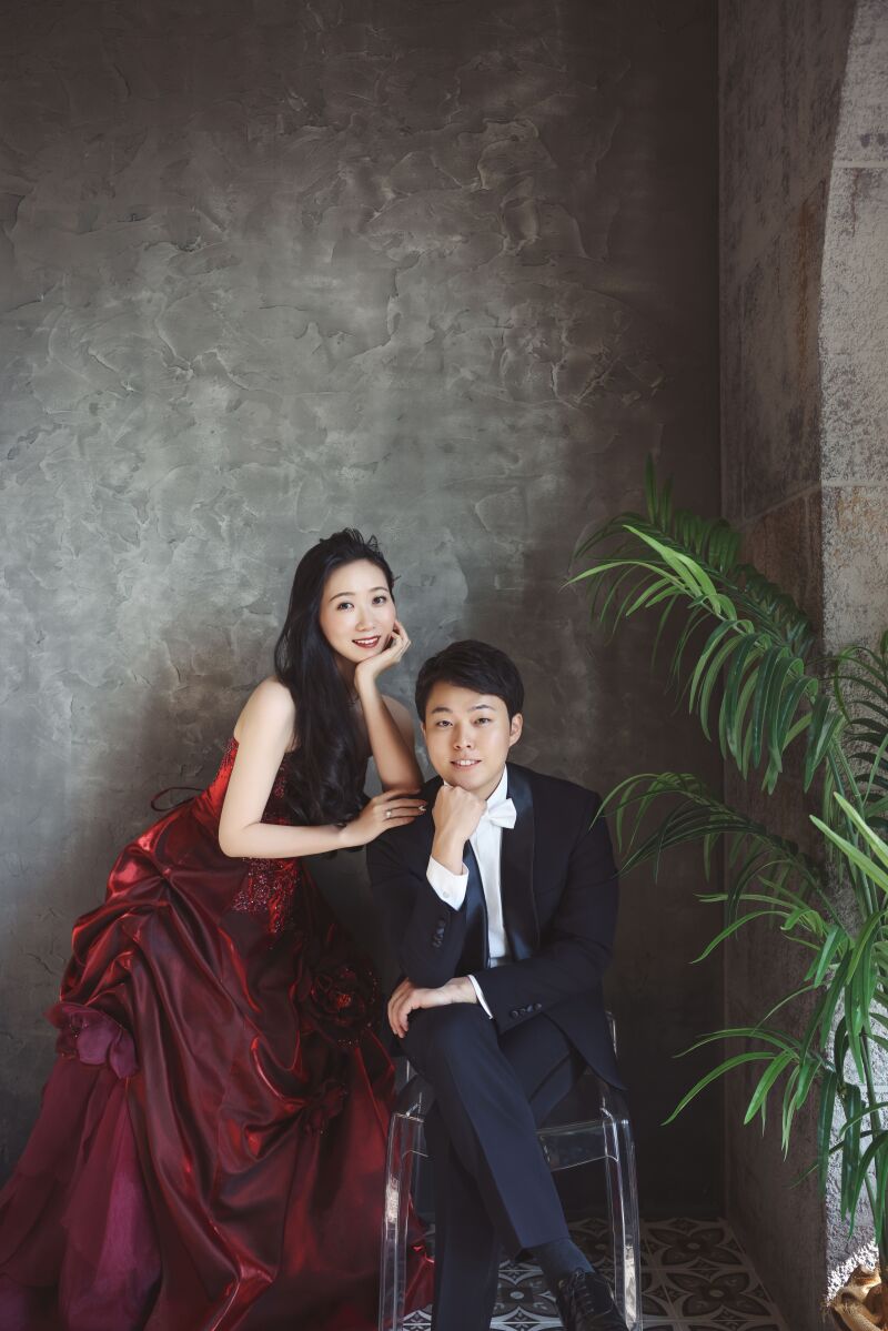 カクテルドレスはワインレッドで大人っぽく！