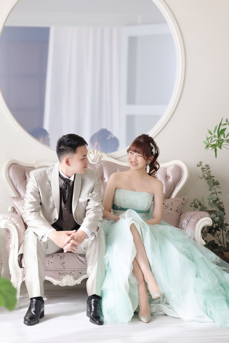 ソファに座って