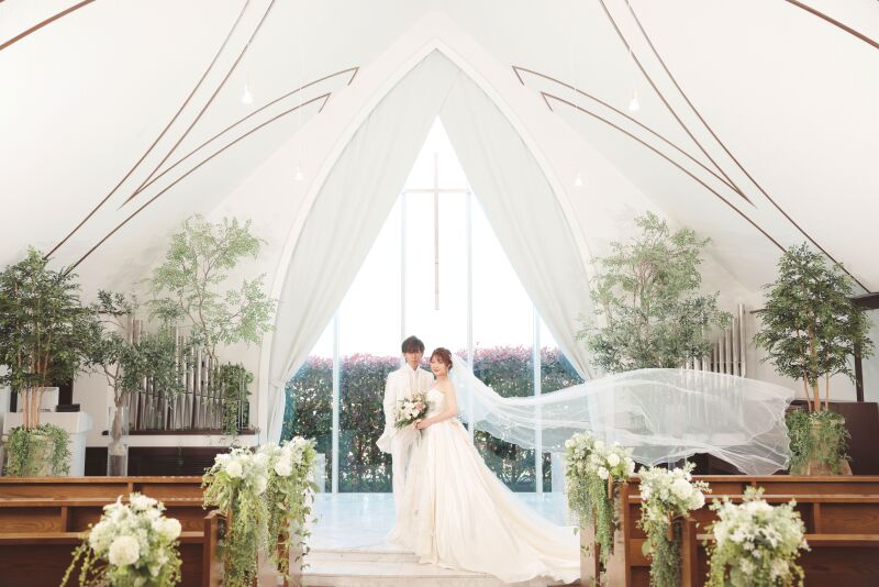 ふわっとロングベールをなびかせて…