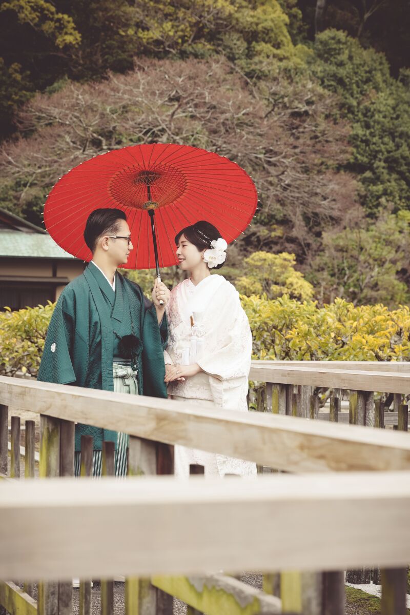 番傘を持って見つめあいショット♡