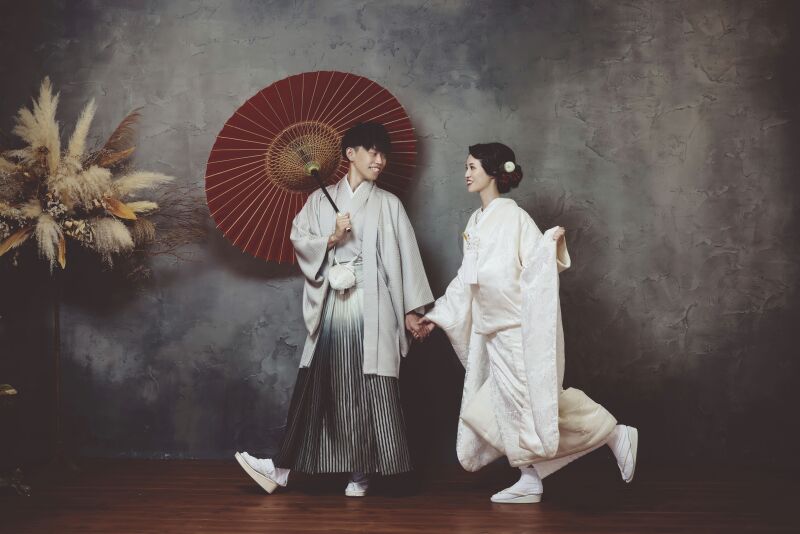 和装でのなかよく手繋ぎショット♡