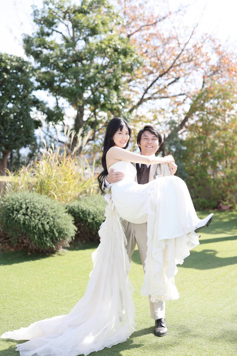 晴天のガーデンでお姫様抱っこ