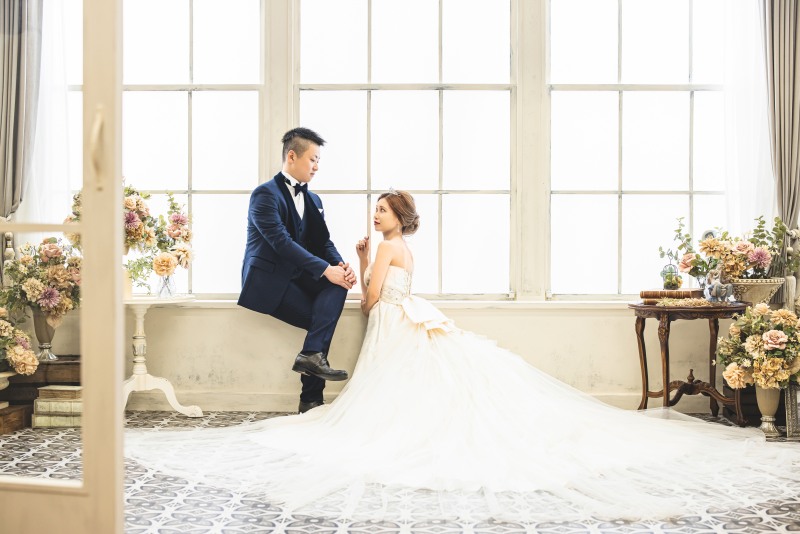 ドレスを広げた座りショット♡♡