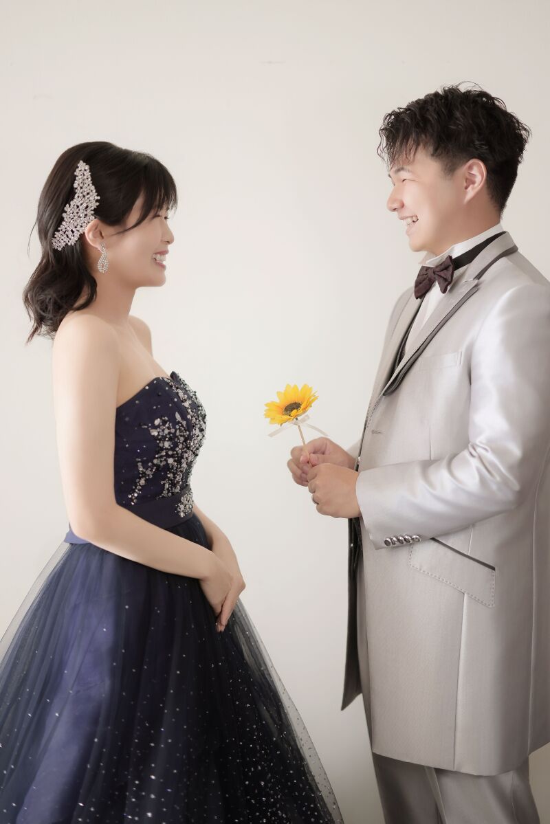 夏らしいひまわりのアイテムを持って。