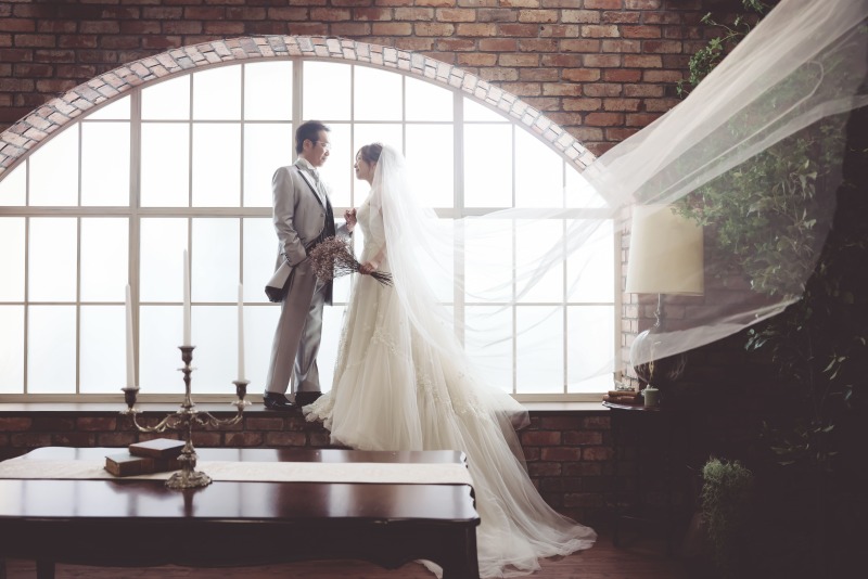 レンガを背景に