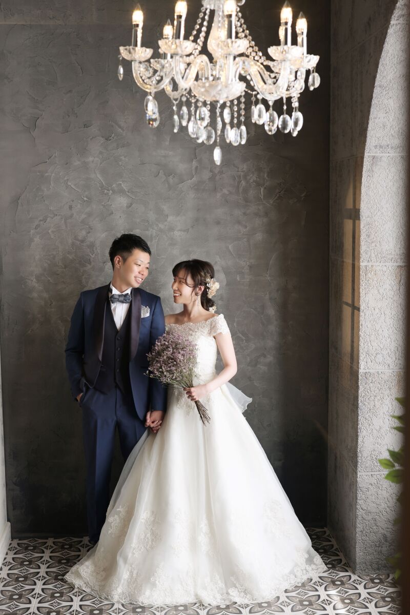 輝くシャンデリアの下で