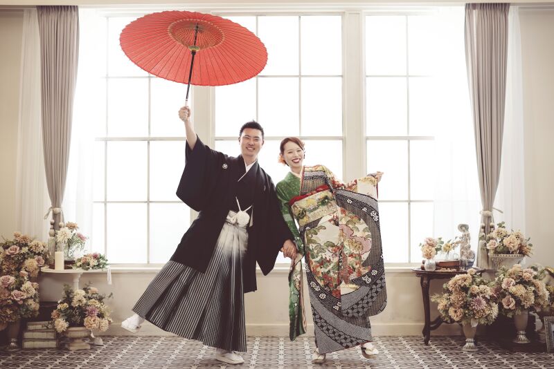 番傘持って動きのあるポーズで♡