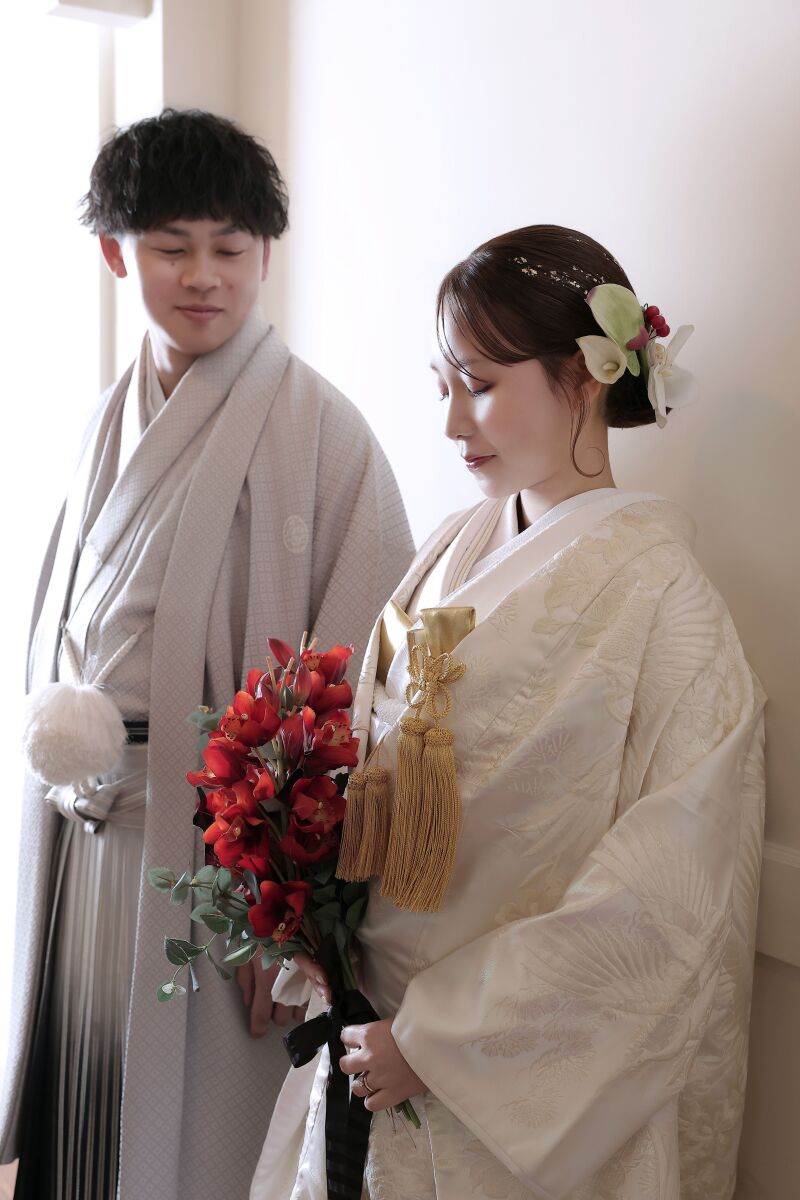 新婦様を優しく見つめる新郎様。
