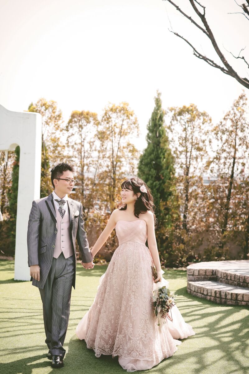 ガーデンでの自然な笑顔の一枚