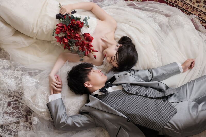 ウェディングドレスのラストは寝ころびショット♪