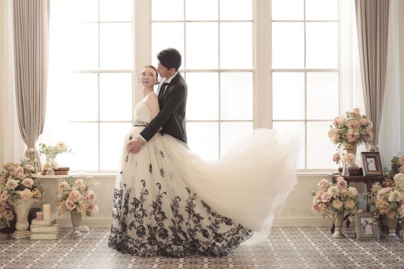 お子様と新婦様をバックハグ♡