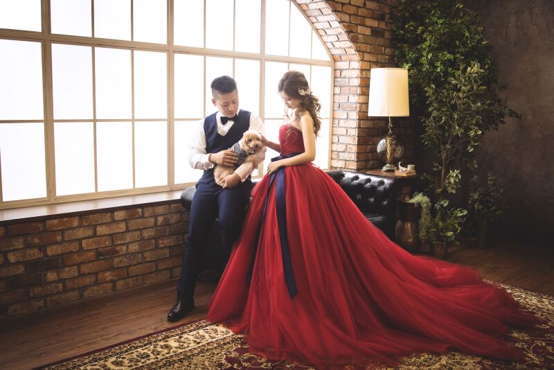 まるで映画のセットのような背景で