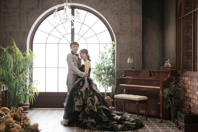 シャンデリアの下でクールに。