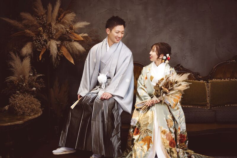 身長差のある二人には座ってもいつもの目線になるように。シックなグレーのバックとレトロカラーのお衣装が映える組み合わせを提案いたしました。