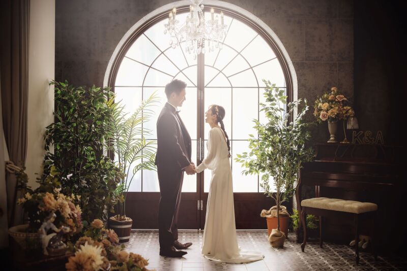 いつも通りの二人の笑顔を撮りたかったので、あえて二人と一定の距離を空けて二人だけの空間をつくって一番の笑顔の瞬間を狙いました。柔らかい光を活かして二人を引き立てる写真になりました。