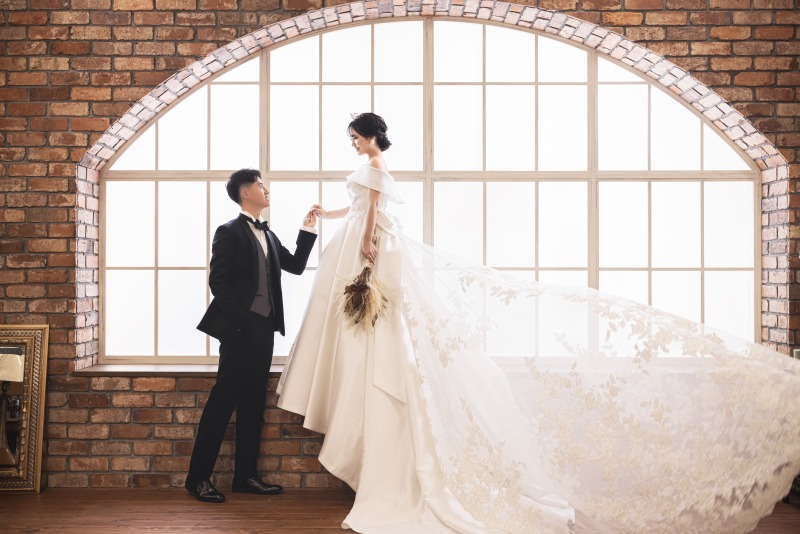 二人・ドレス・背景をあえてシンメトリー効果を使用しないで、最適の構図に拘った一枚です。