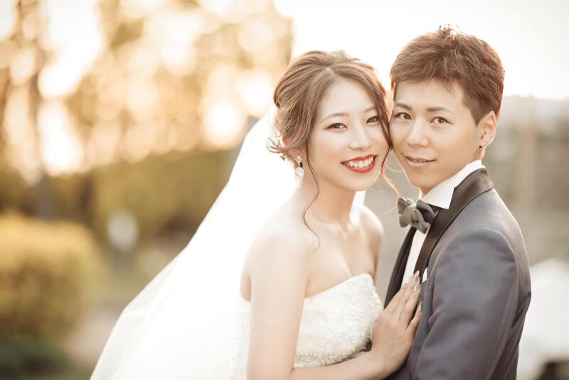 西日の柔らかい光と、新婦様の自然と出た笑顔が素敵でした。