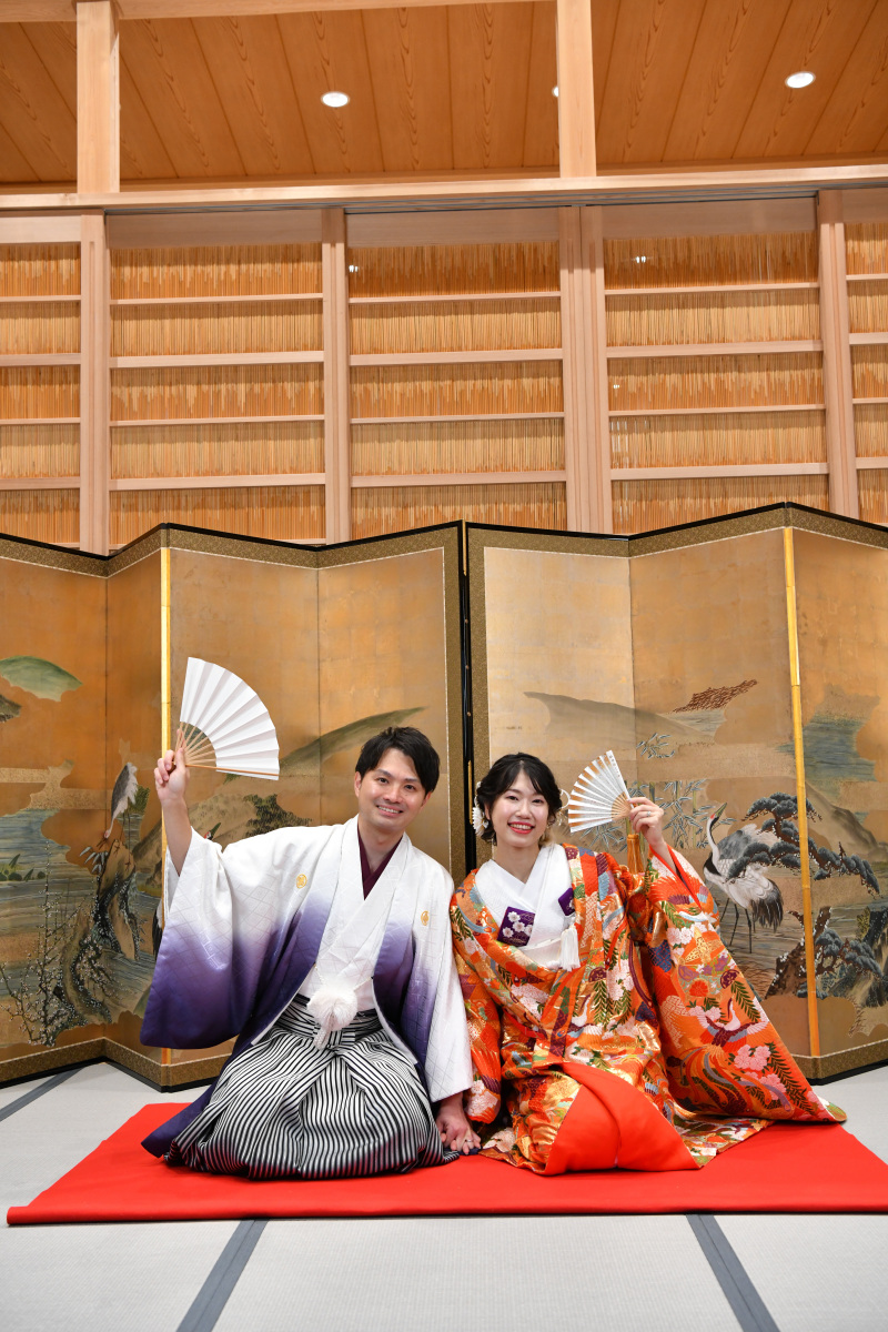 色打掛✷歴史ある屏風の前で
