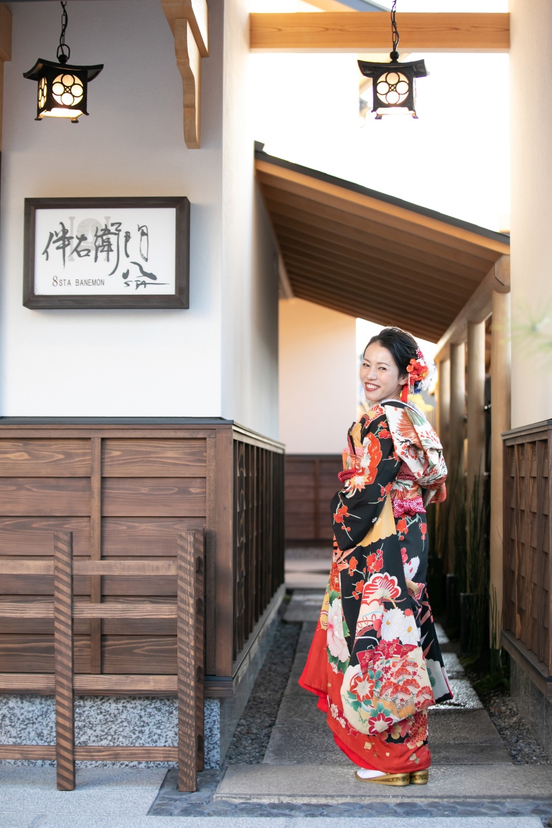 路地で振り向きショット